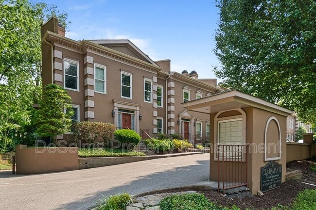 Photo - 3011 Woodlawn Dr House