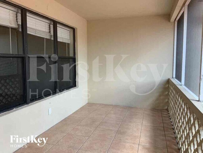 Building Photo - 727 S Pine St