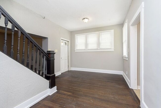 Building Photo - 3 Bedroom Home Near Fountain Square