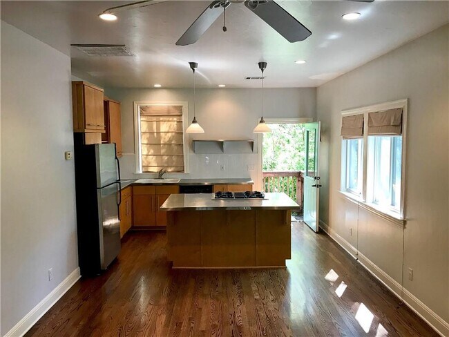 Foto del edificio - 915 E 39th St