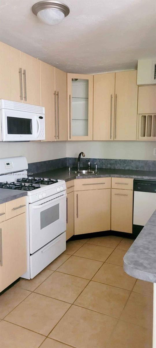 Building Photo - 4550 SW 67th Ave