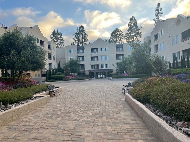 Spacious courtyard with brick pavers - 8889 Caminito Plaza Centro