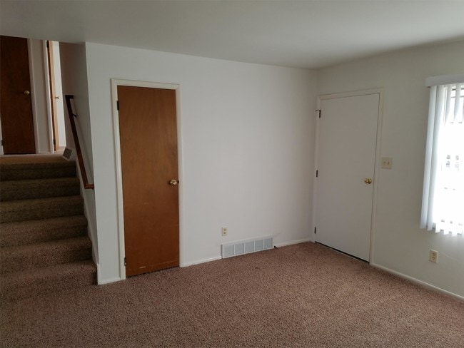 Building Photo - 1650 Oakwood Dr