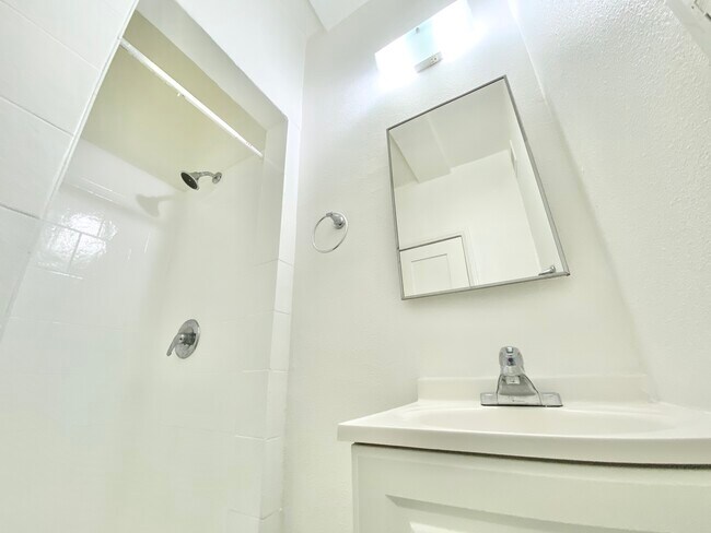Foto del edificio - 2200 W 8th St