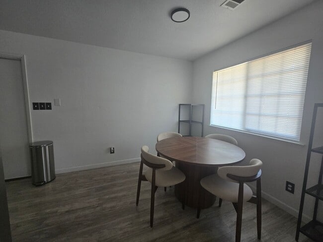 Building Photo - 4 BR 2 Ba Available 9/1
