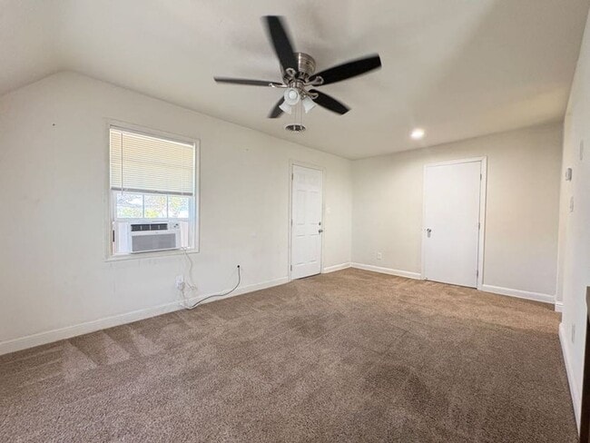 Building Photo - Charming 2 Bedroom Upstairs Unit in the He...