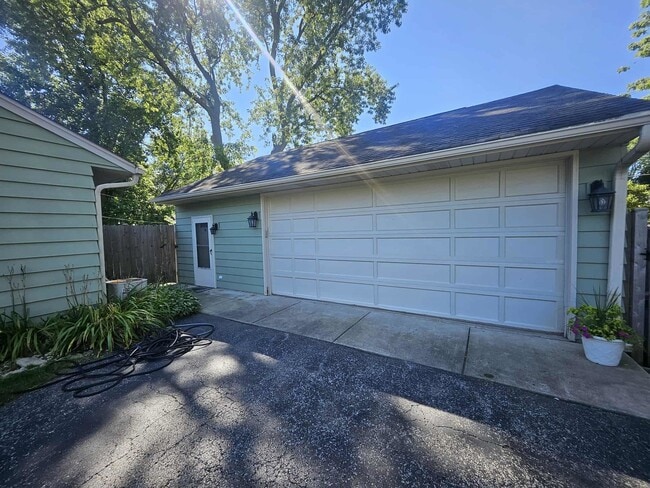 Building Photo - 10389 W Crissy Ave