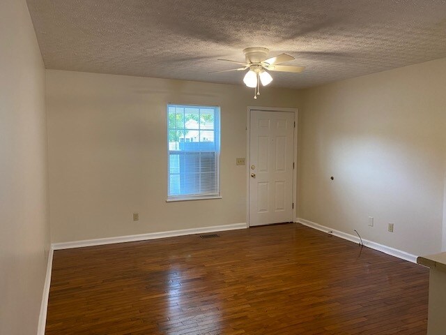 Sala de estar - 411 Filter Plant Rd