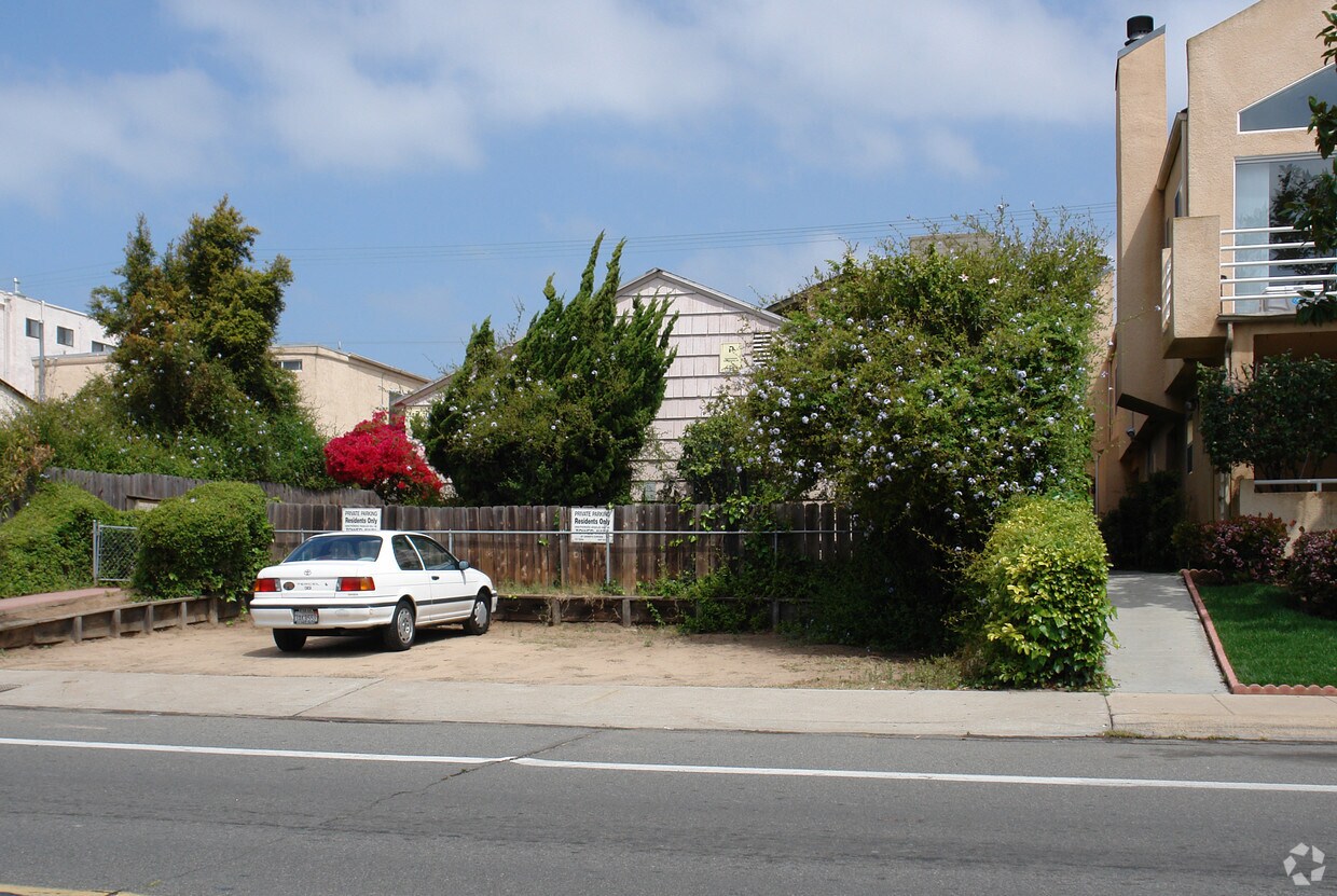 Building Photo - 1364 Pacific Beach Dr