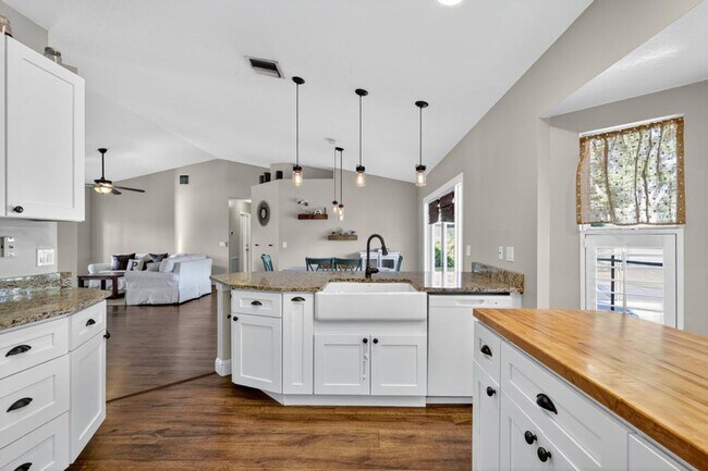 Foto del edificio - 151 Monterey Way