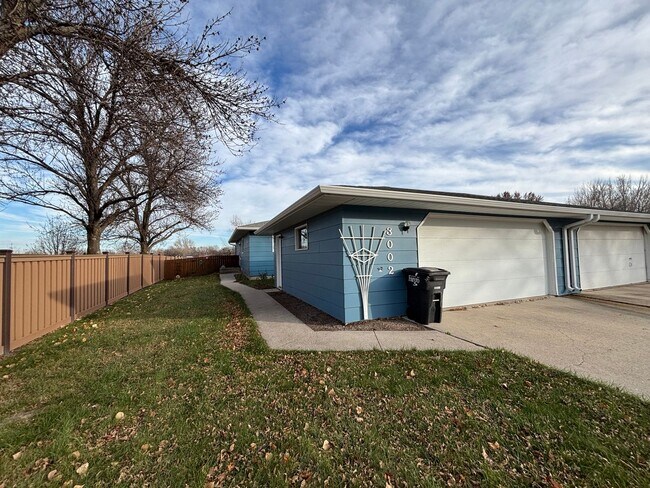 Foto del edificio - Quiet Neighborhood Gem: Updated 3BR Townhome with Garage & Yard