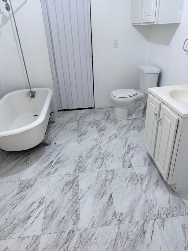 Building Photo - 20 Lorraine St