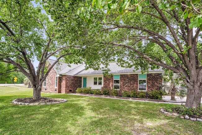 Foto del edificio - Comfortable Living with Modern Upgrades in Prime Goose Creek Location