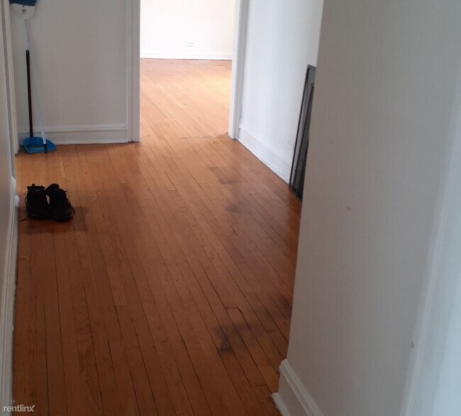 Building Photo - 2 br, 1 bath  - 2425 W Greenleaf Ave Apt 3