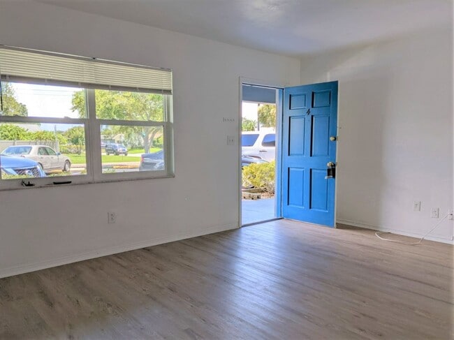 Building Photo - Lots of space in great location