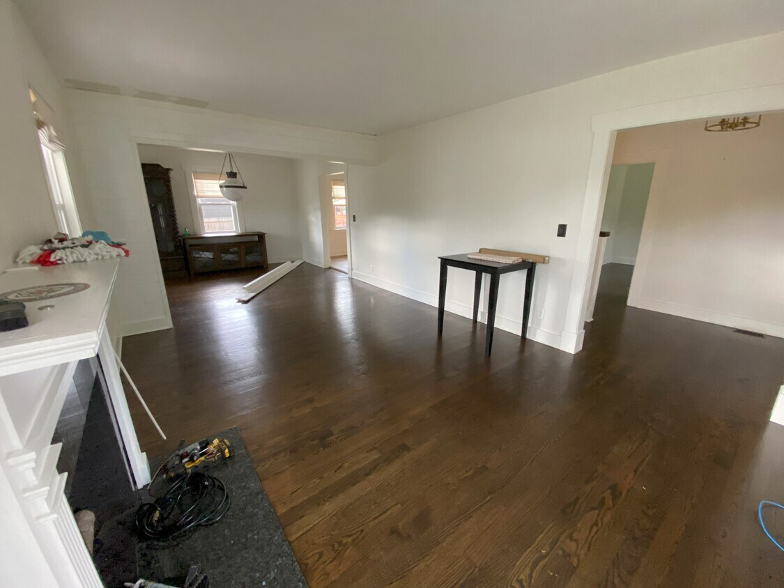 Primary Photo - 1003 Graybar Ln