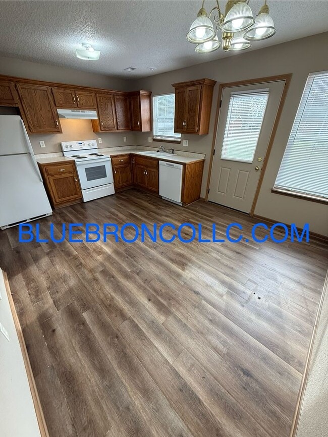 Foto del edificio - Lovely 2 bedroom townhome in Peculiar