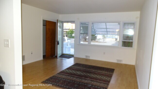 Building Photo - 590 Bayview Dr