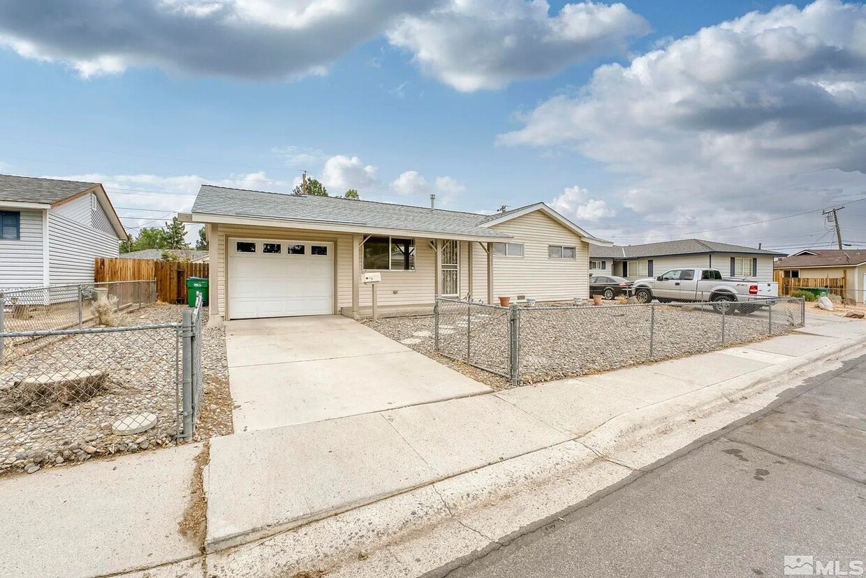 Foto principal - 3 Bedroom, 2 Bathroom Home in Northwest Reno