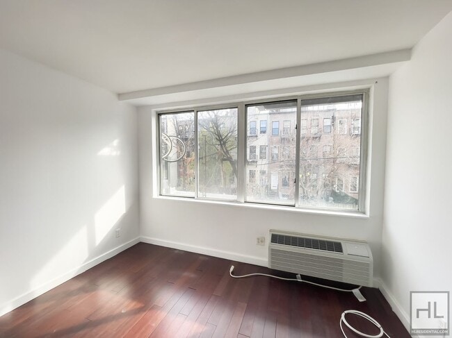 Building Photo - STANHOPE STREET / Spacious 2-Bed 1-Bath / ...