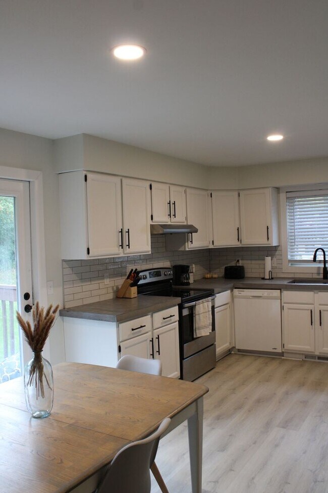 Foto del edificio - 5749 Lacy Rd. Duplex