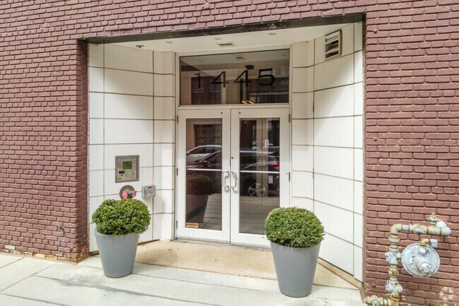 Entrada - 1445 Church St NW