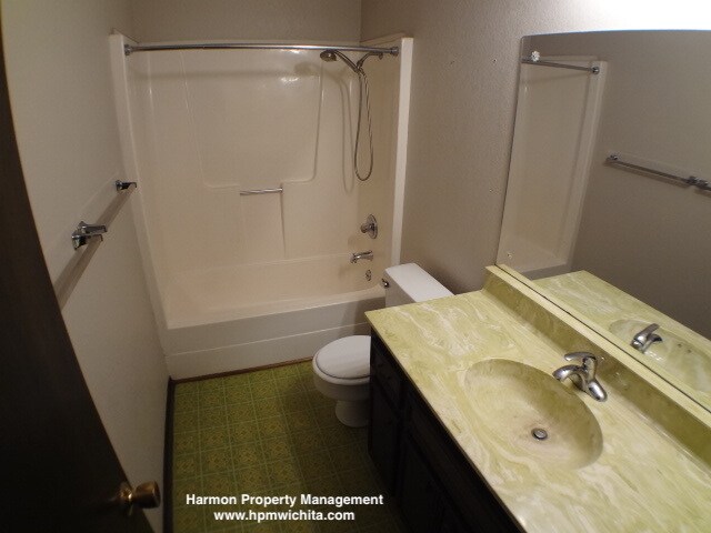 Building Photo - Large 3 Bed 2 Bath Duplex Located Near 13t...
