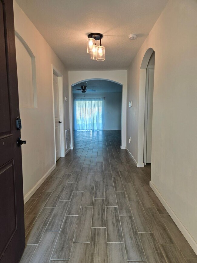 Foto del edificio - Fenced Private Backyard - Pet Friendly