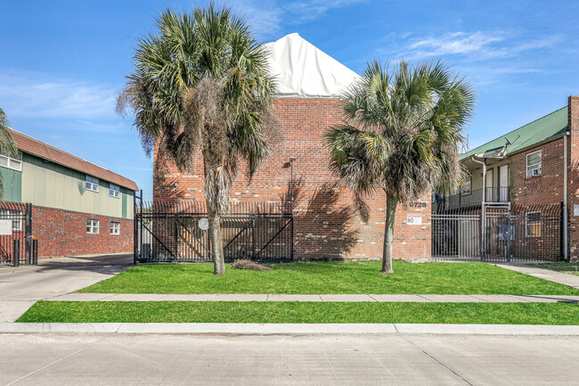 Building Photo - Plaza Park Apartments