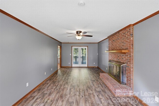 Foto del edificio - 319 Deep Forest Ct