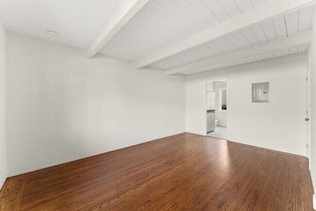 Building Photo - 5825 Bayview Ave