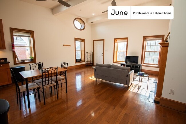 Building Photo - Room in Shared 3 bed/3.5 bath home