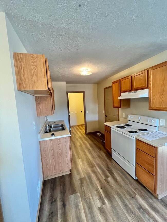 Building Photo - 2 bedroom 2 bath duplex in Clever!