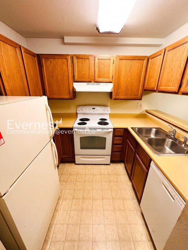 Foto del edificio - 2 Bed, 1 Bath Condo with Modern Amenities / Available Soon!