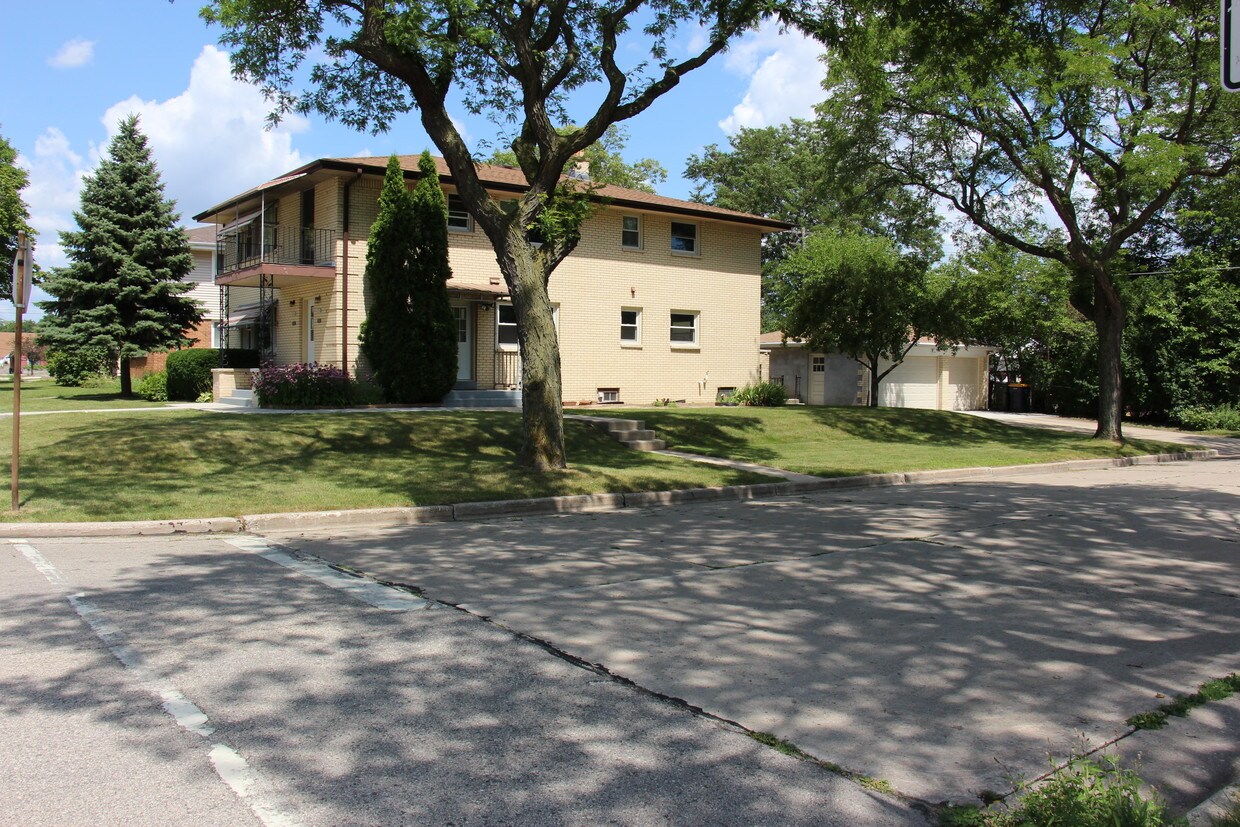 Lado sur de más de patio de la casa y entrada para auto - 2946 S 84th St