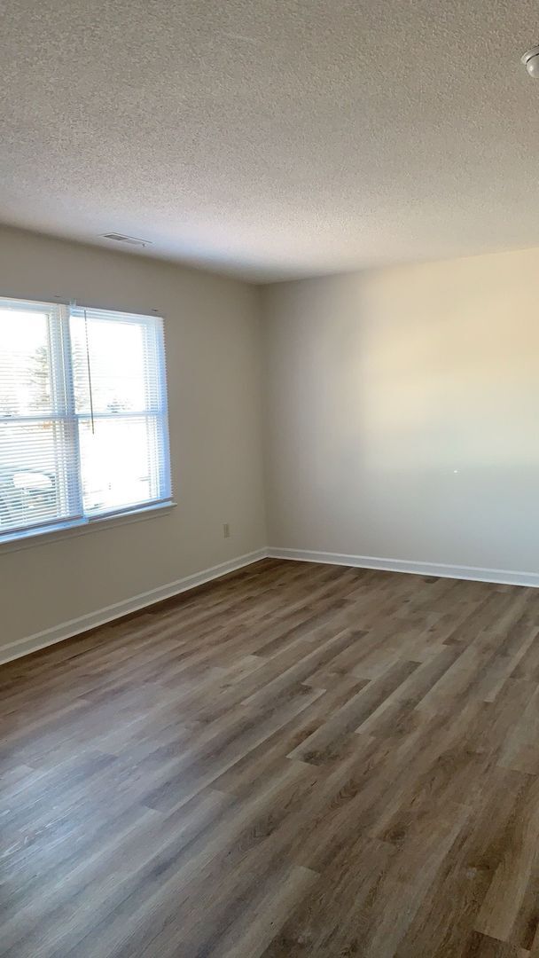 Building Photo - We have a 3 bedroom Townhome for rent! 878...