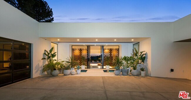 Foto del edificio - 1088 N Hillcrest Rd