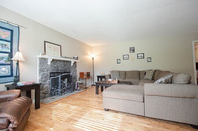 Building Photo - Pet Friendly Four Bedroom on Exit 8!