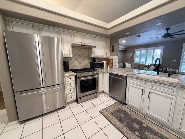 Building Photo - 2134 Desert Palms Dr