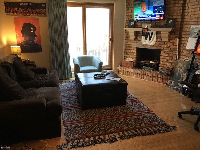 Building Photo - Studio, 1 bath Condo - 2828 N Burling St A...