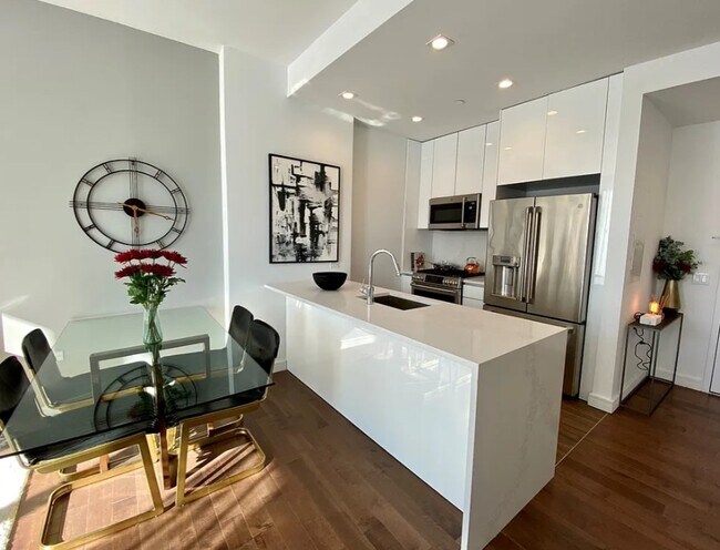 Foto del edificio - 511 W 36th St.