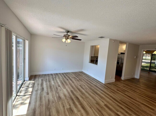 Foto del edificio - 1631 Cypress Way E