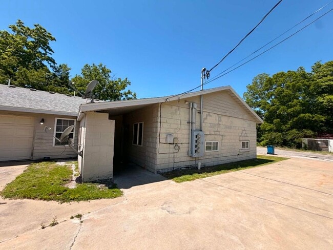 Building Photo - 901 S Sergeant Ave