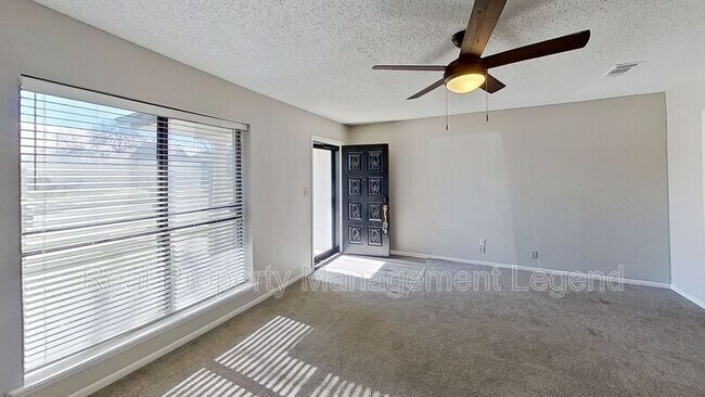 Building Photo - 821 W Woodard St