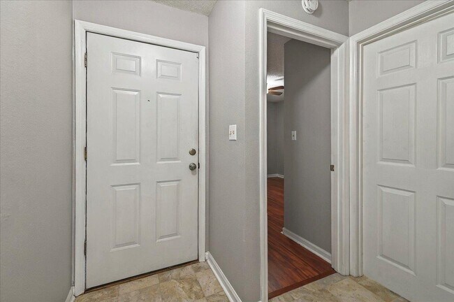 Building Photo - 3001 Oak Park Ct