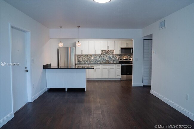 Foto del edificio - 7929 SW 104th St
