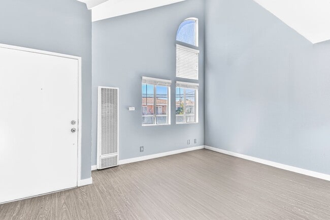 Building Photo - 533 E 11th St