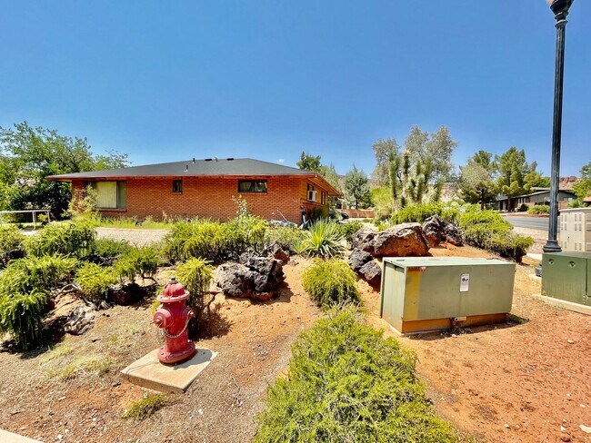 Foto del edificio - 2834 Bloomington Dr E