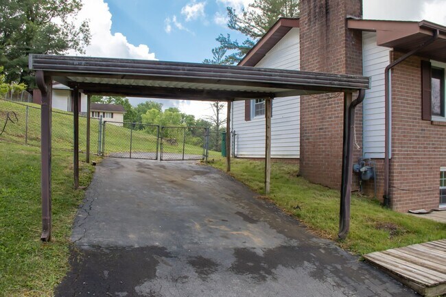 Foto del edificio - ONE YEAR LEASE WITH POSSIBLE LEASE PURCHAS...