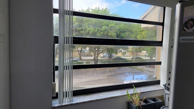 Foto del edificio - 2762 W 60th St